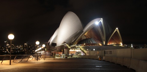 das sydney opera house bei nacht.